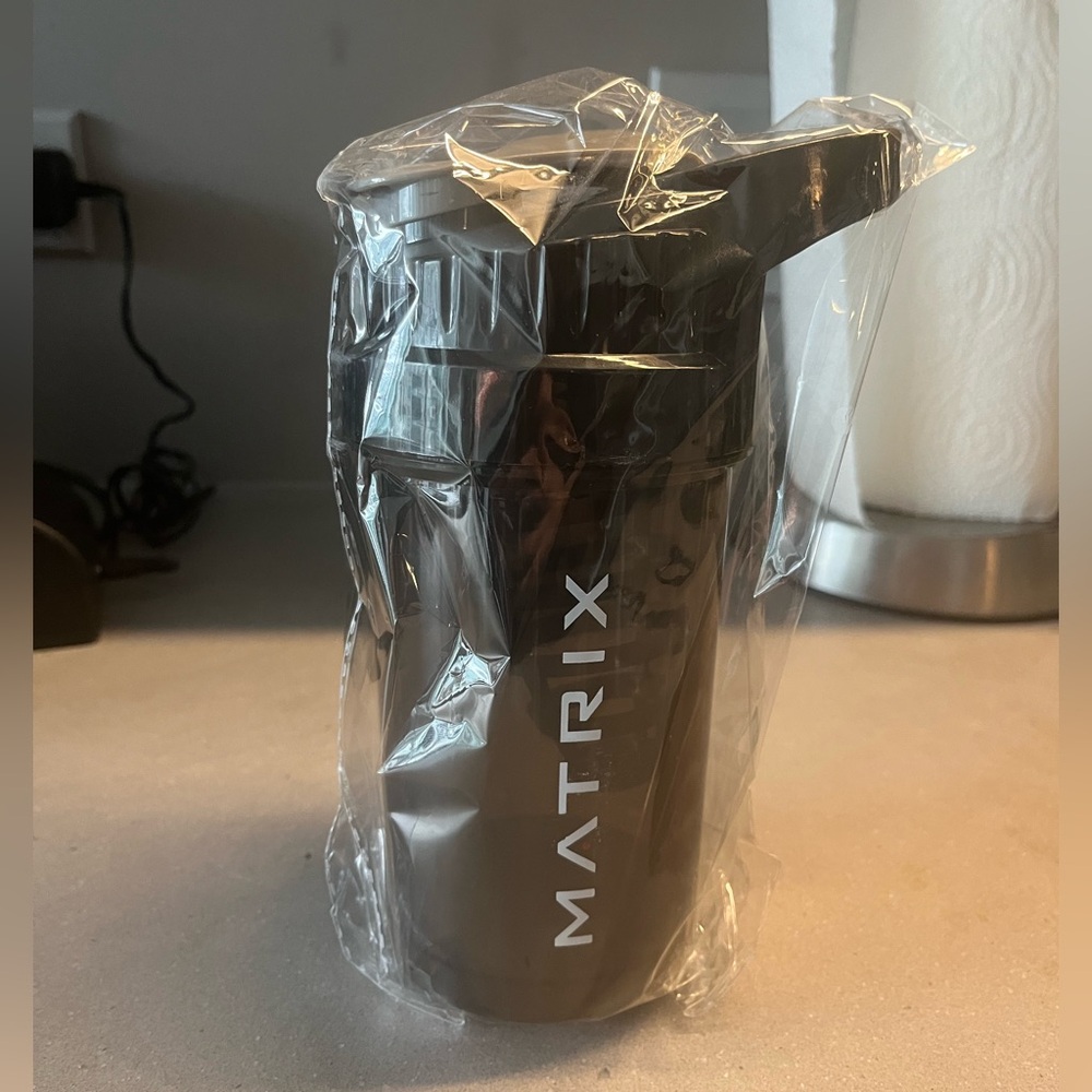 NWT Matrix Black 18oz Protein Shake Bottle with Spiral